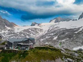 Simonyhütte mit Hallstätter Gletscher und Dachstein (Quelle: fotokerschi/Kerschbaummayr)