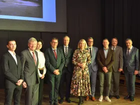 Direktor Dietl mit LH-Stv. Christine Haberlander und Vertretern aus Politik und Bildung