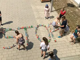 gesammelte Plastikflaschen für ein Stop-Schild