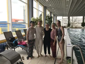Rettungsschwimmerinnen mit Bekleidung