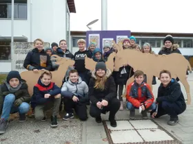 Die 1D „kaufte“ 2 Hühner, 2 Ziegen, einen Esel und einen Bienenstock