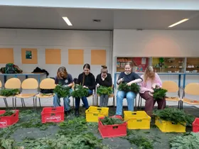 Oberstufenschülerinnen beim Binden