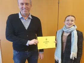 Werner Dietl mit Anna S. bei der Spendenübergabe