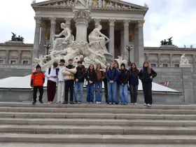 Vor dem Parlament