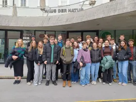 7ADG, 7BDG, 7BBP vor dem Haus der Natur