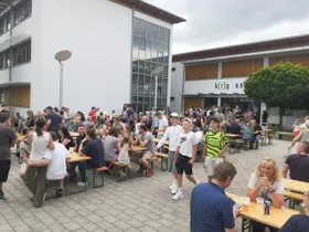 Besucherbereich am Vorplatz
