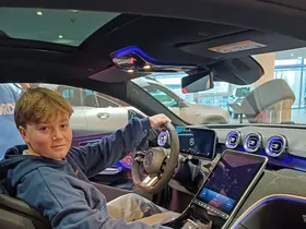 Maxi im Mercedes