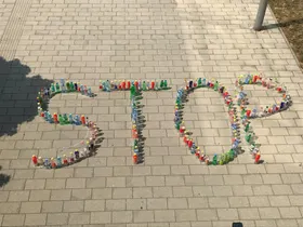 gesammelte Plastikflaschen für ein Stop-Schild