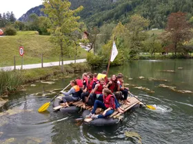 5B auf dem selbstgebauten Floß