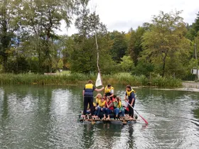 5B auf dem selbstgebauten Floß