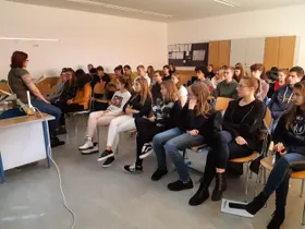 6A und 6B lauschen interessiert den Ausführungen einer 'echten' Autorin