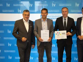 Direktor Werner Dietl und Günther Redl bei der Verleihung