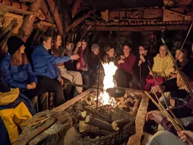 Abend am Lagerfeuer mit Stockbrot