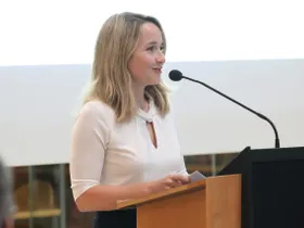 Mag. Julia Mayr