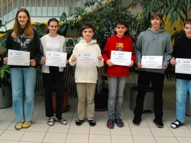 Urkunden für die Besten unserer Schule (v. l. n. r.): Nora, Luisa, Magdalena, Noris, Giulio, Niklas, Florian