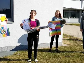 von links nach rechts: Antonia Neubauer, Verena Schiefermayr, Lena Steinmayr, Direktor Mag. Dr. Werner Dietl