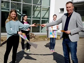von links nach rechts: Lena Steinmayr, Verena Schiefermayr, Antonia Neubauer, Direktor Mag. Dr. Werner Dietl
