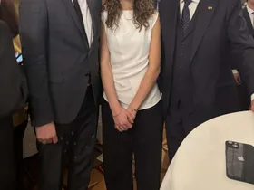 Bundespräsident Alexander Van der Bellen, Direktor Werner Dietl und Schulsprecherin Lisa Hiebl