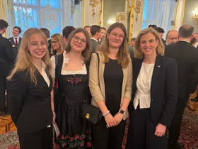 Stella Jarosik, Lorena Galos, Lara Gaffl und Außenministerin Beate Meinl-Reisinger