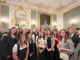 Schüler*innen des b[r]g Enns mit Bundespräsident Alexander Van der Bellen