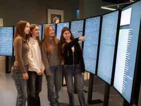 Ausstellung "KI und Du", Foto von Ars Electronica / Birgit Cakir