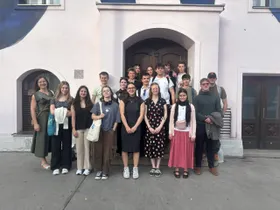 Vor der Volksoper Wien
