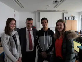 Bildungsdirektor HR Mag. Dr. Alfred Klampfer mit der Schülervertretung