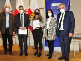 Die Siegerin Eva Derntl (8BG) bei der Preisverleihung