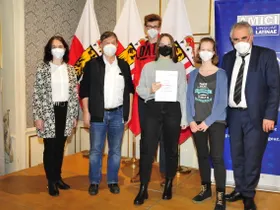 Teilnehmer*innen des b[r]g Enns am Bewerb (Eva Derntl, Marlies Prinz, Julian Schwarz) mit Prof. Stöllner. Lily Kern fehlt auf dem Bild.