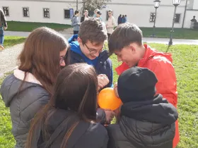Den Ballon in der Luft halten, ohne dass er den Kreis verlässt und den Boden berührt