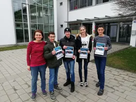 Unsere TeilnehmerInnen mit Urkunden und Pokal