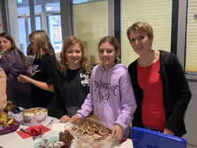 Frau Prof. Hahn mit Schülerinnen der 2B und 3B beim Kuchenbuffet