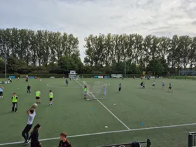 Fußballspielen mit belgischer Partnerschule