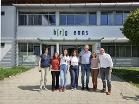 Mit den spanischen Lehrer*innen vor dem b[r]g Enns