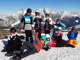 Gruppenfoto mit Sonne und herrlicher Bergkulisse