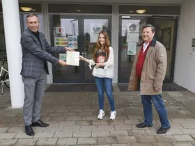 Preisübergabe, von links nach rechts: Direktor Mag. Dr. Werner Dietl, Stefanie Haimböck, Prof. Mag. Herbert Stöllner