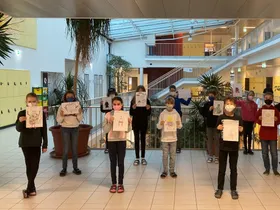 Die stolzen Schüler*innen der 1E mit ihren Monstern