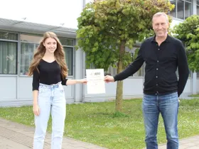 Stefanie Haimböck und Direktor Mag. Dr. Werner Dietl bei der Übergabe der Urkunde