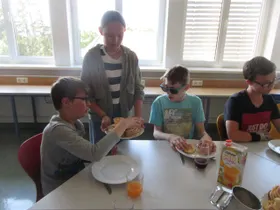 Gymnasiastin hilft mit