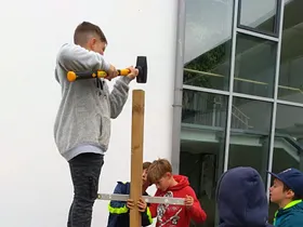 Insektenhotel befestigen