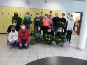 4B mit den fertigen Kränzen