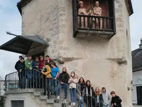 4E vor dem Karner