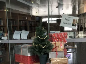 Packerl-Sammelstation vor der Bibliothek