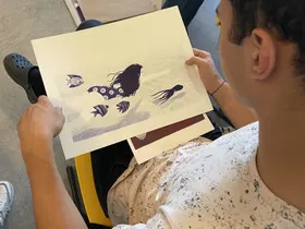 Schüler*innen schauen Originale von Michael an