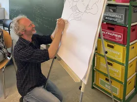 Michael zeichnet "Kali" aus einem seiner Bücher live