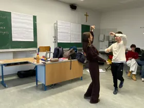 Eine Spanierin und ein Spanier tanzen Sevillanas