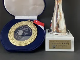 Pokal und einer der drei Brettpreise