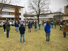 2B beim gemeinsamen Singen der Weihnachtslieder