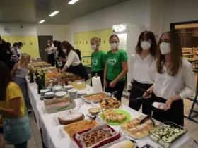 Buffet mit Helferinnen