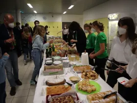 Buffet mit Helferinnen